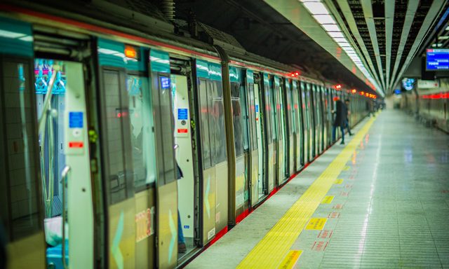 İstanbul Metrosu treni ve istasyonu — M2 hattı kartı