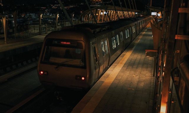 İstanbul Metrosu treni ve istasyonu — M4 hattı kartı