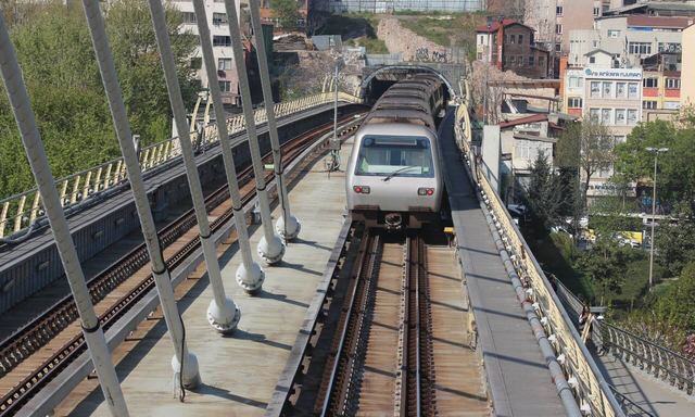 İstanbul Metrosu treni ve istasyonu — M7 hattı kartı